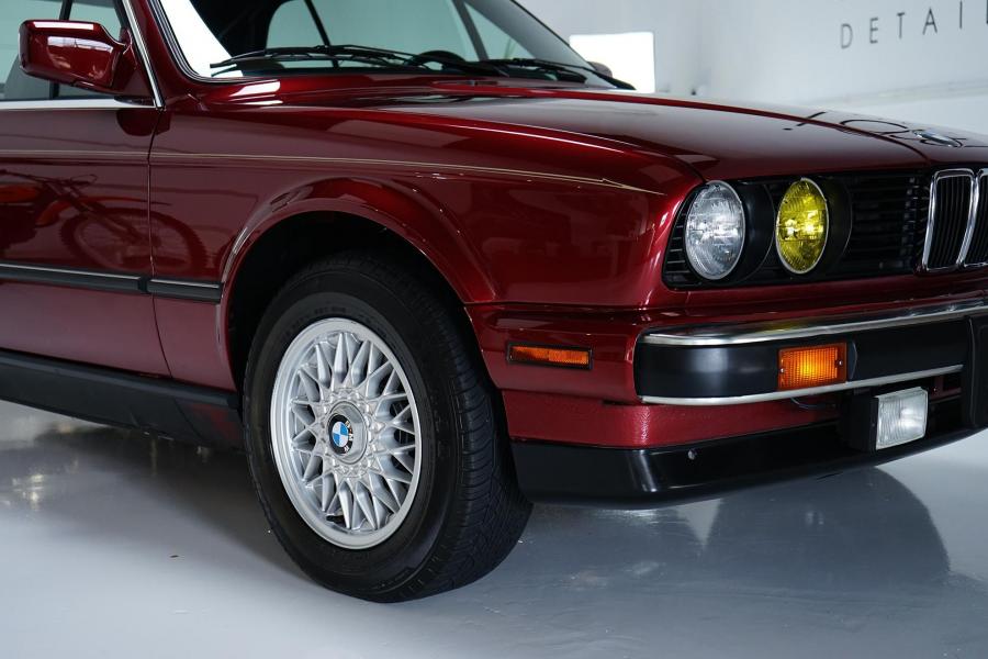 Детали экстерьера BMW 325i Convertible (Calypso Red) 1990 года  (фото 42 из 190)